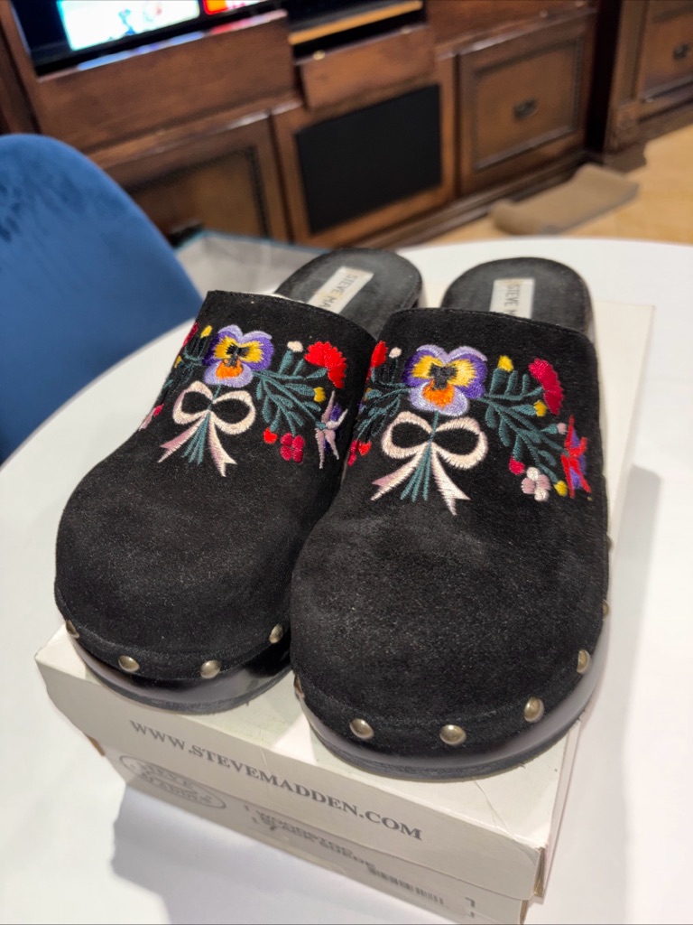 Steve Madden Woodstock Vintage Floral Embroidered Stud Black Suede Clogs 7 Nib